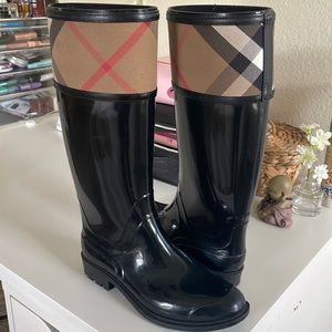 Excellent condition 
Burberry Rubber Knee-High Rain Boots
